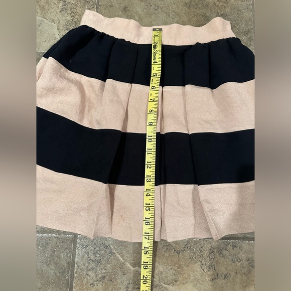 BCBG Generation Pleated Black and Beige Stripe Mini Skirt with Pockets Sz 4 - Picture 2 of 6